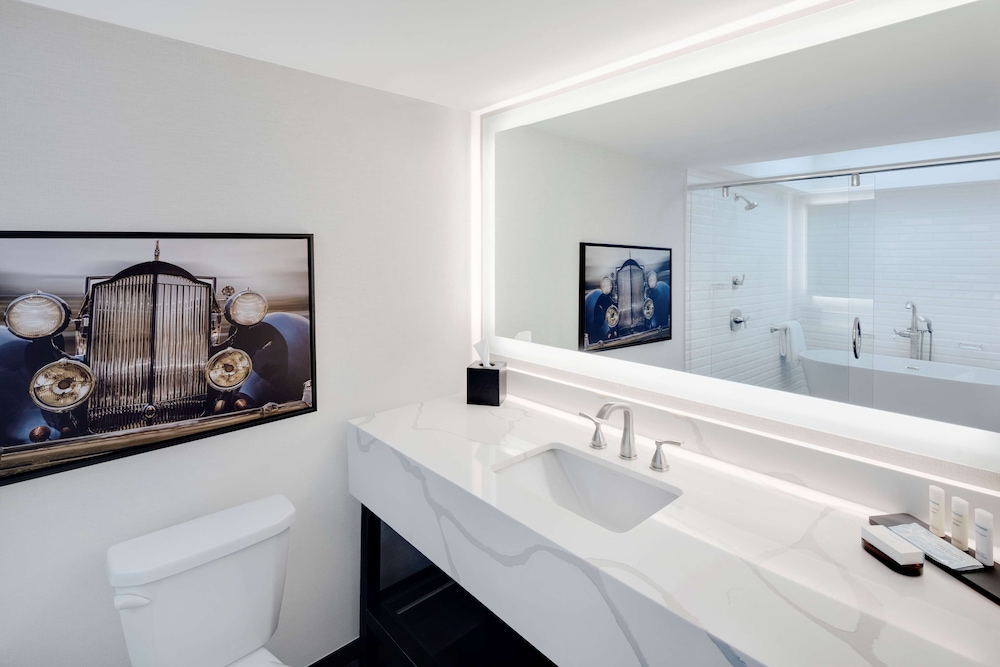 Embassy Suites by Hilton Detroit Troy Auburn Hills — Hotel rooms in Troy, Michigan