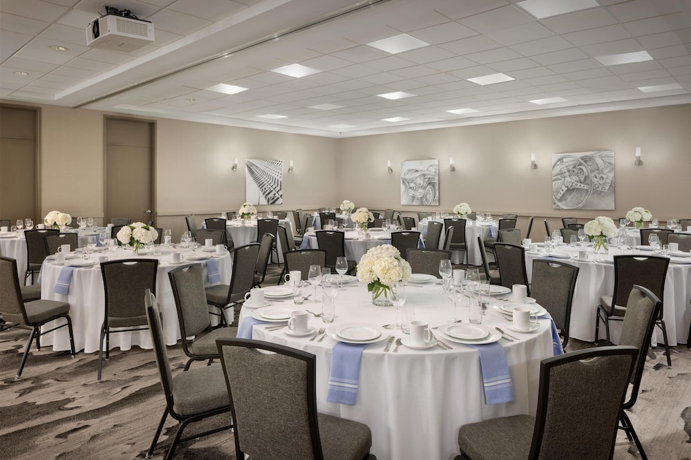 Embassy Suites by Hilton Detroit Troy Auburn Hills — Hotel building in Troy, Michigan