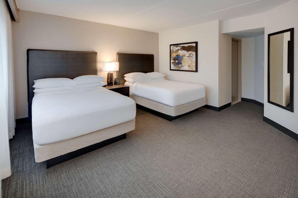 Embassy Suites by Hilton Detroit Troy Auburn Hills — Hotel rooms in Troy, Michigan