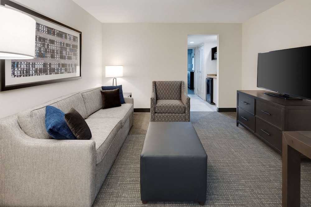 Embassy Suites by Hilton Detroit Troy Auburn Hills — Hotel rooms in Troy, Michigan