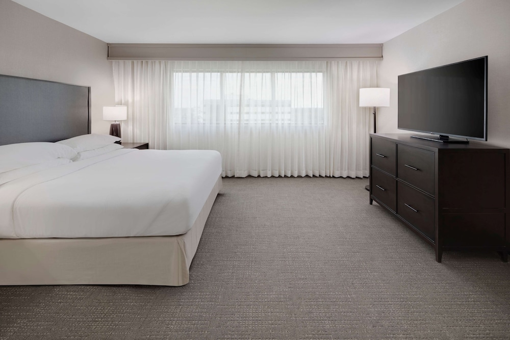 Embassy Suites by Hilton Detroit Troy Auburn Hills — Hotel rooms in Troy, Michigan