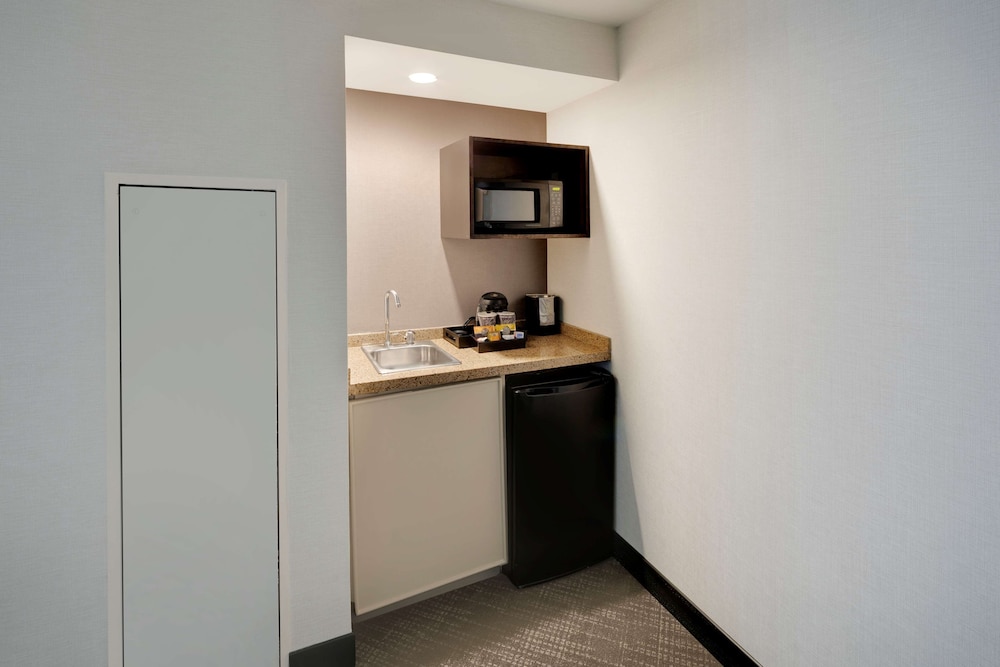 Embassy Suites by Hilton Detroit Troy Auburn Hills — Hotel rooms in Troy, Michigan