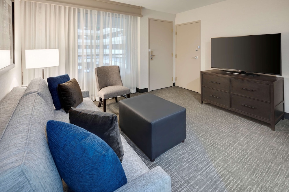 Embassy Suites by Hilton Detroit Troy Auburn Hills — Hotel rooms in Troy, Michigan