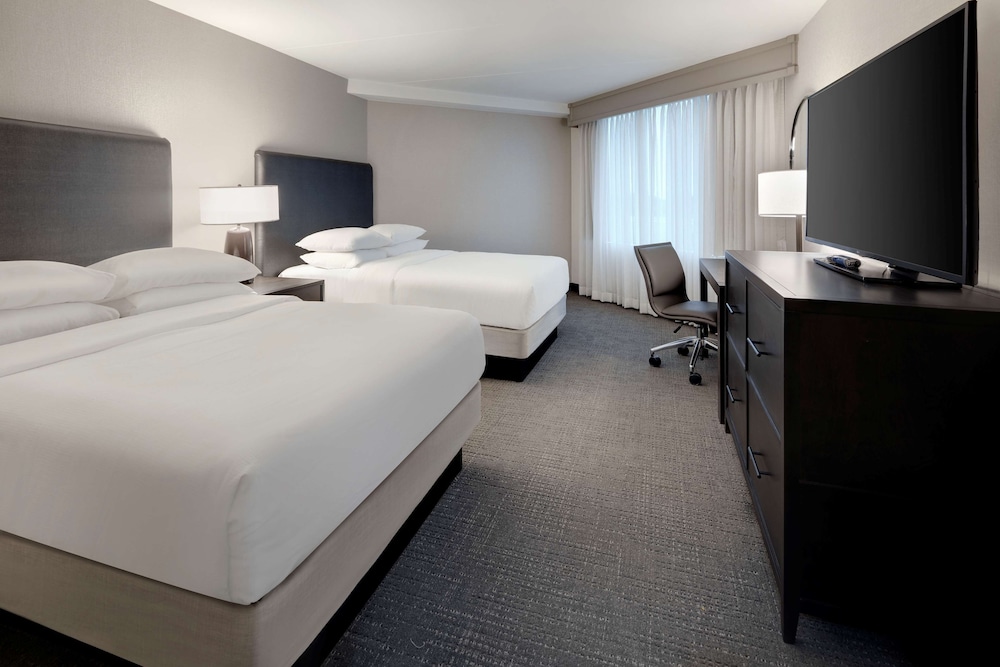 Embassy Suites by Hilton Detroit Troy Auburn Hills — Hotel rooms in Troy, Michigan