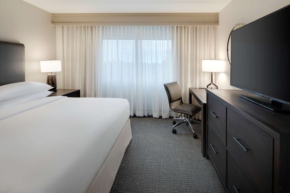 Embassy Suites by Hilton Detroit Troy Auburn Hills — Hotel rooms in Troy, Michigan
