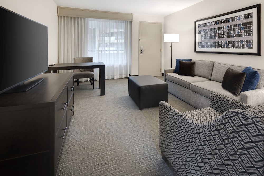 Embassy Suites by Hilton Detroit Troy Auburn Hills — Hotel rooms in Troy, Michigan