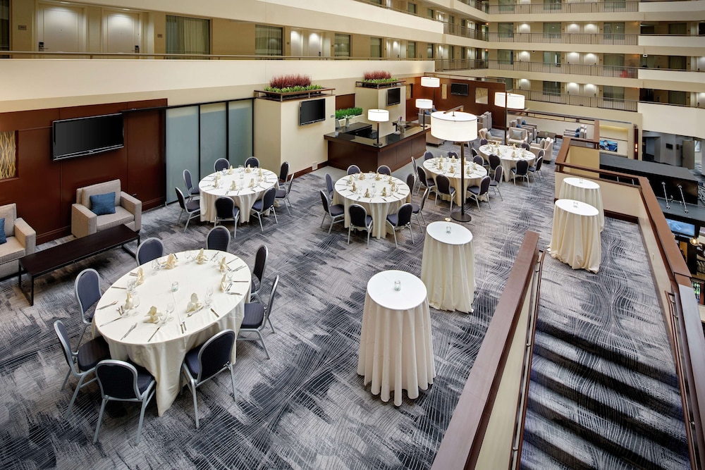 Embassy Suites by Hilton Detroit Troy Auburn Hills — Restaurant & bars in Troy, Michigan