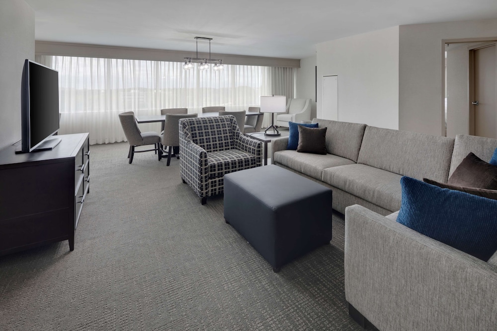 Embassy Suites by Hilton Detroit Troy Auburn Hills — Hotel rooms in Troy, Michigan