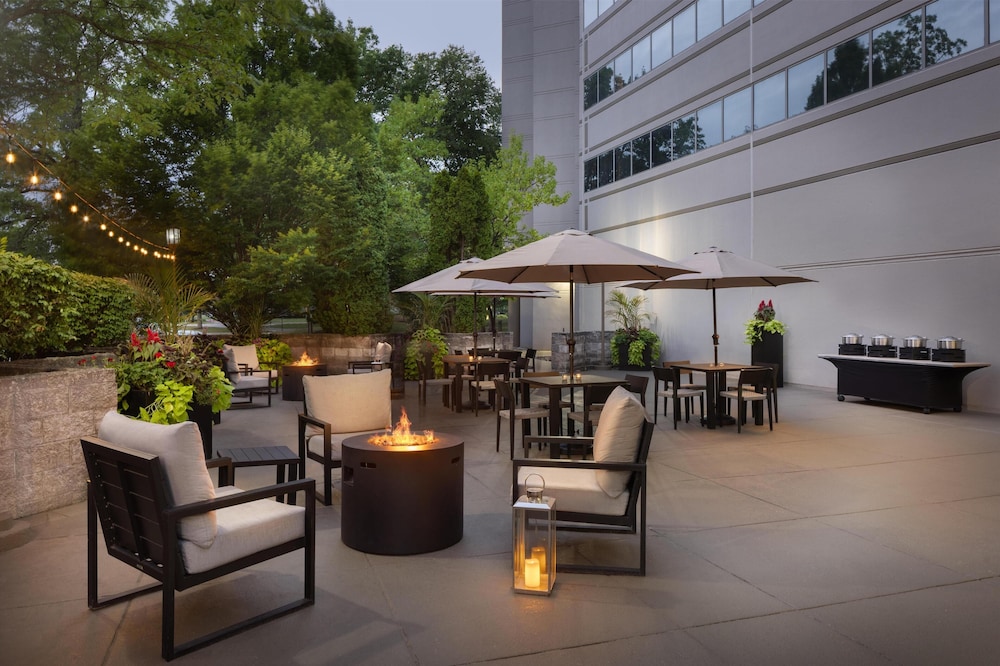 Embassy Suites by Hilton Detroit Troy Auburn Hills — Restaurant & bars in Troy, Michigan