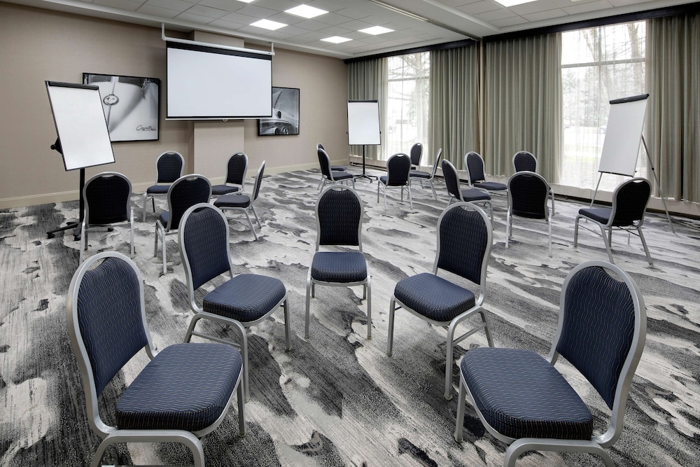 Embassy Suites by Hilton Detroit Troy Auburn Hills — Hotel building in Troy, Michigan