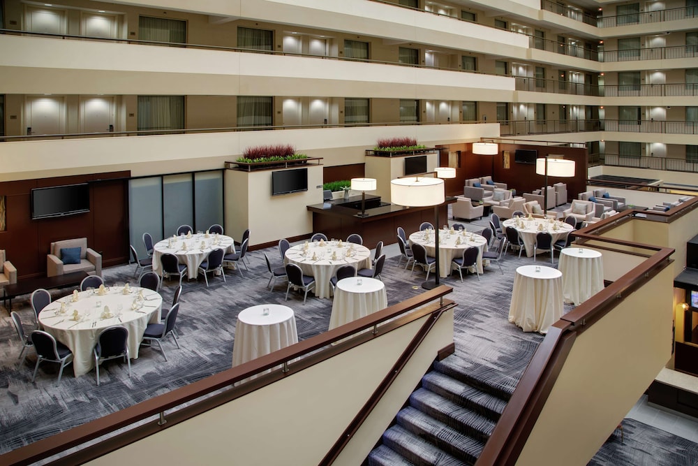 Embassy Suites by Hilton Detroit Troy Auburn Hills — Restaurant & bars in Troy, Michigan