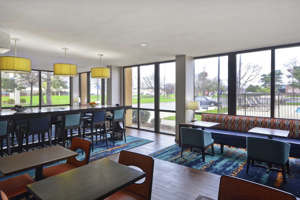 Hampton Inn Detroit/Madison Heights/South Troy — Restaurant & bars in Madison Heights, Michigan