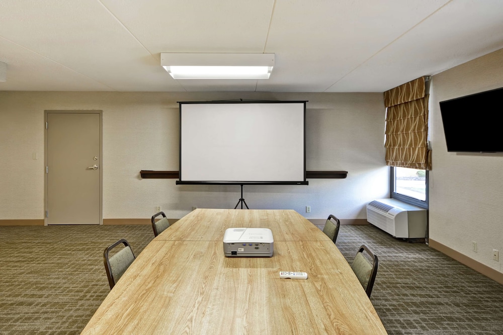 Hampton Inn Detroit/Madison Heights/South Troy — Hotel building in Madison Heights, Michigan