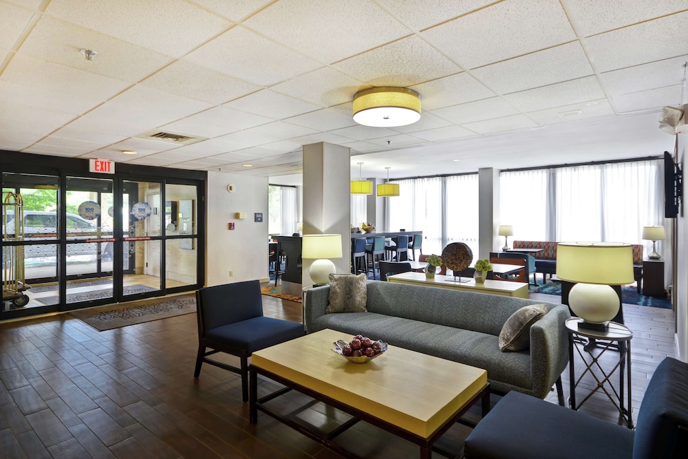 Hampton Inn Detroit/Madison Heights/South Troy — Restaurant & bars in Madison Heights, Michigan