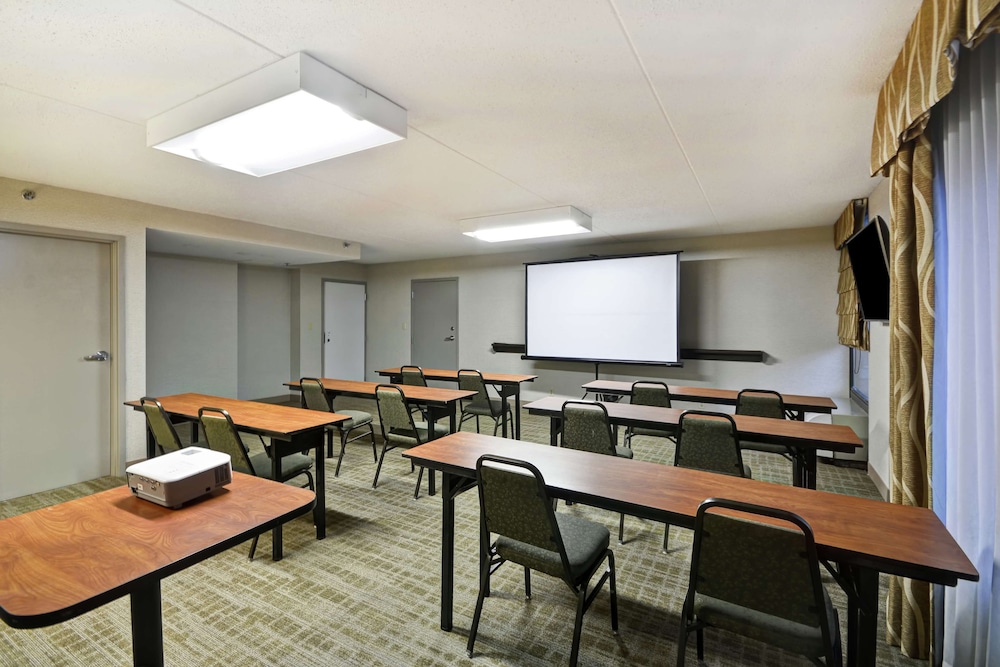 Hampton Inn Detroit/Madison Heights/South Troy — Hotel building in Madison Heights, Michigan