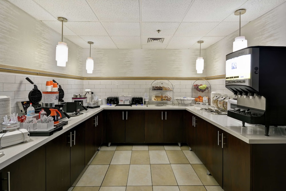 Hampton Inn Detroit/Madison Heights/South Troy — Restaurant & bars in Madison Heights, Michigan