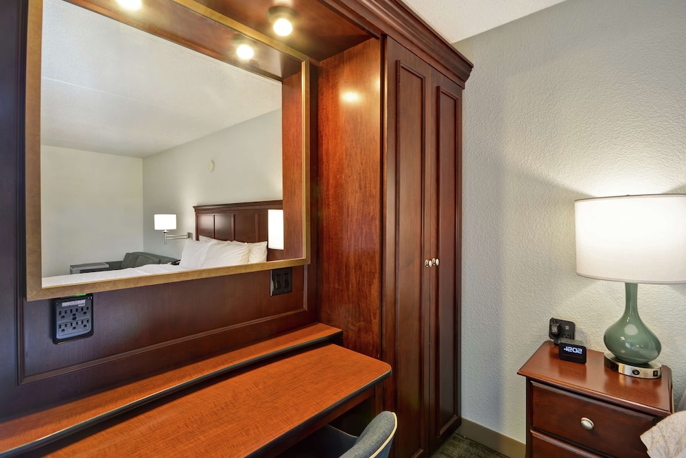 Hampton Inn Detroit/Madison Heights/South Troy — Hotel rooms in Madison Heights, Michigan