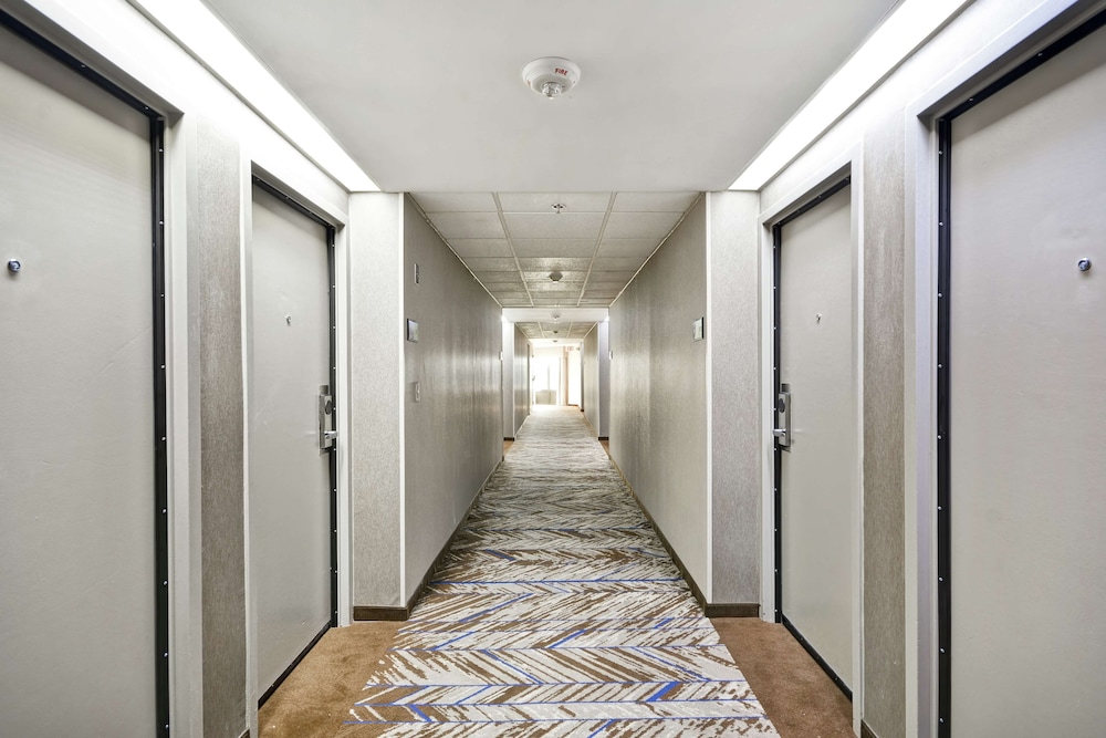 Hampton Inn Detroit/Madison Heights/South Troy — Hotel building in Madison Heights, Michigan