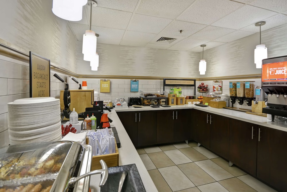 Hampton Inn Detroit/Madison Heights/South Troy — Restaurant & bars in Madison Heights, Michigan