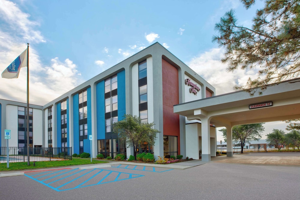 Hampton Inn Detroit/Madison Heights/South Troy — Hotel building in Madison Heights, Michigan