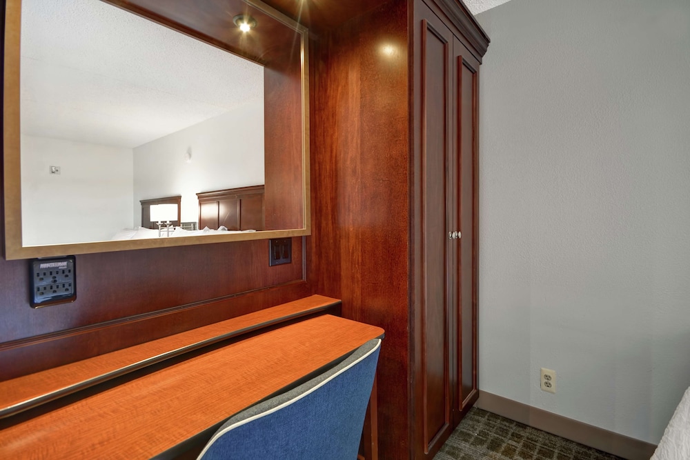 Hampton Inn Detroit/Madison Heights/South Troy — Hotel rooms in Madison Heights, Michigan
