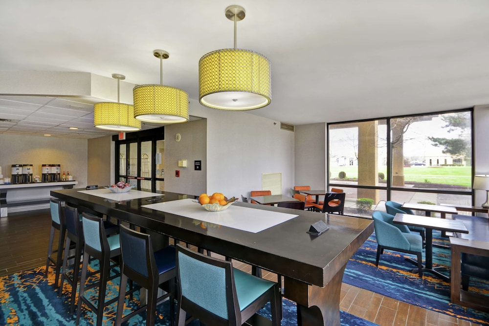 Hampton Inn Detroit/Madison Heights/South Troy — Restaurant & bars in Madison Heights, Michigan
