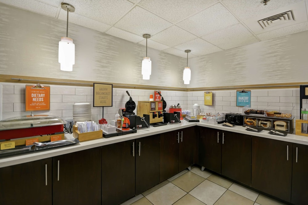 Hampton Inn Detroit/Madison Heights/South Troy — Restaurant & bars in Madison Heights, Michigan