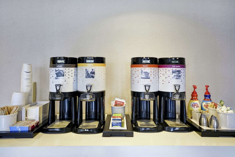 Hampton Inn Detroit/Madison Heights/South Troy — Restaurant & bars in Madison Heights, Michigan