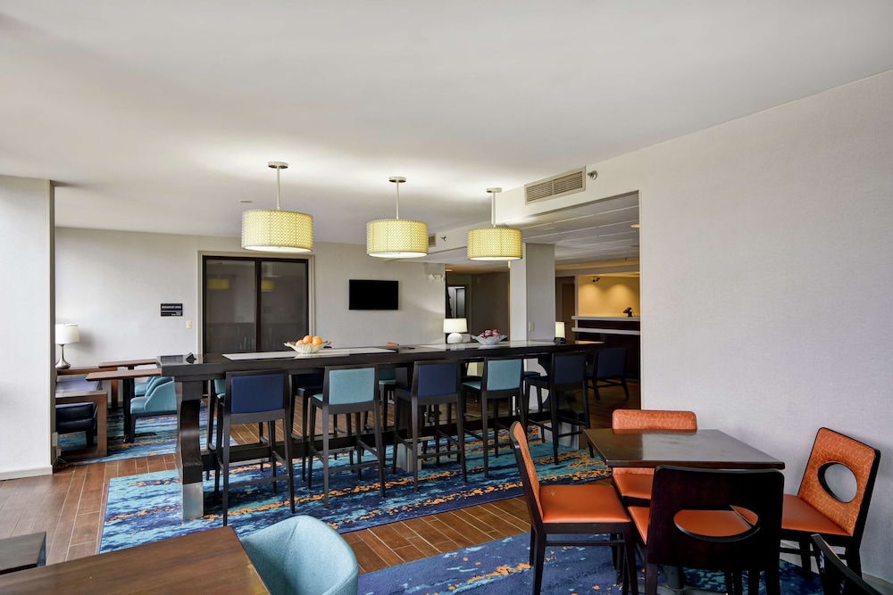 Hampton Inn Detroit/Madison Heights/South Troy — Restaurant & bars in Madison Heights, Michigan