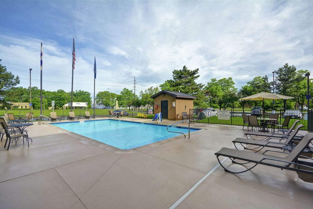 Hampton Inn Detroit/Madison Heights/South Troy — Swimming pool in Madison Heights, Michigan