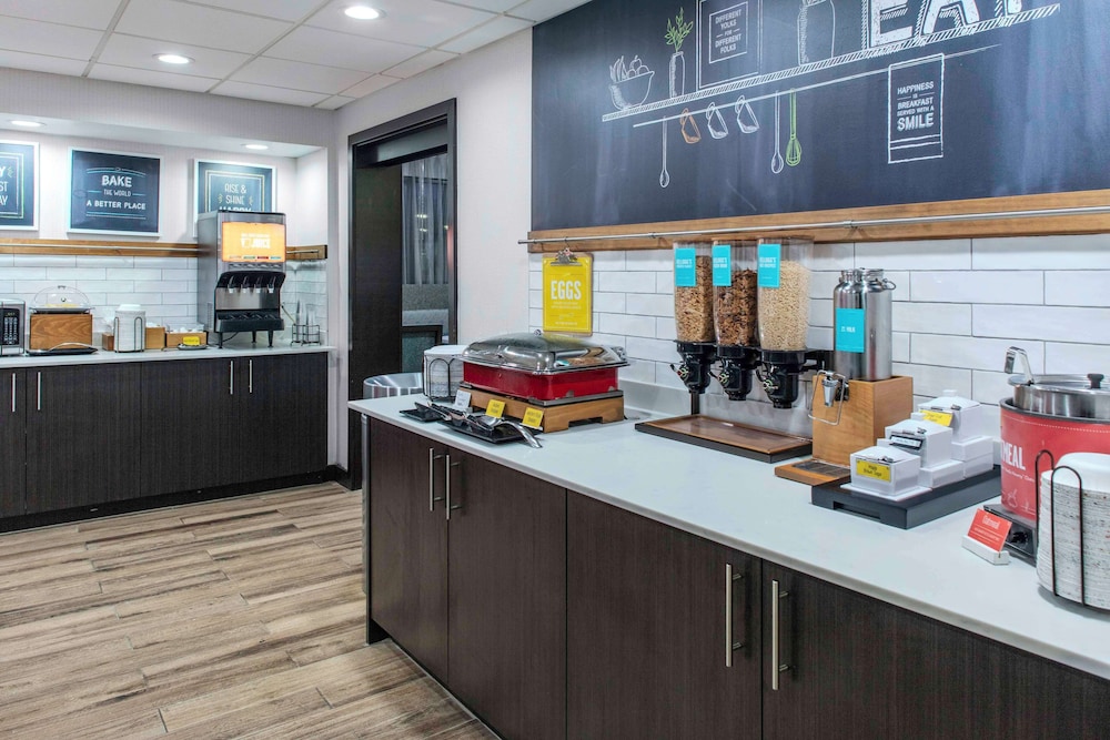 Hampton Inn Detroit/Northville — Restaurant & bars in Northville, Michigan
