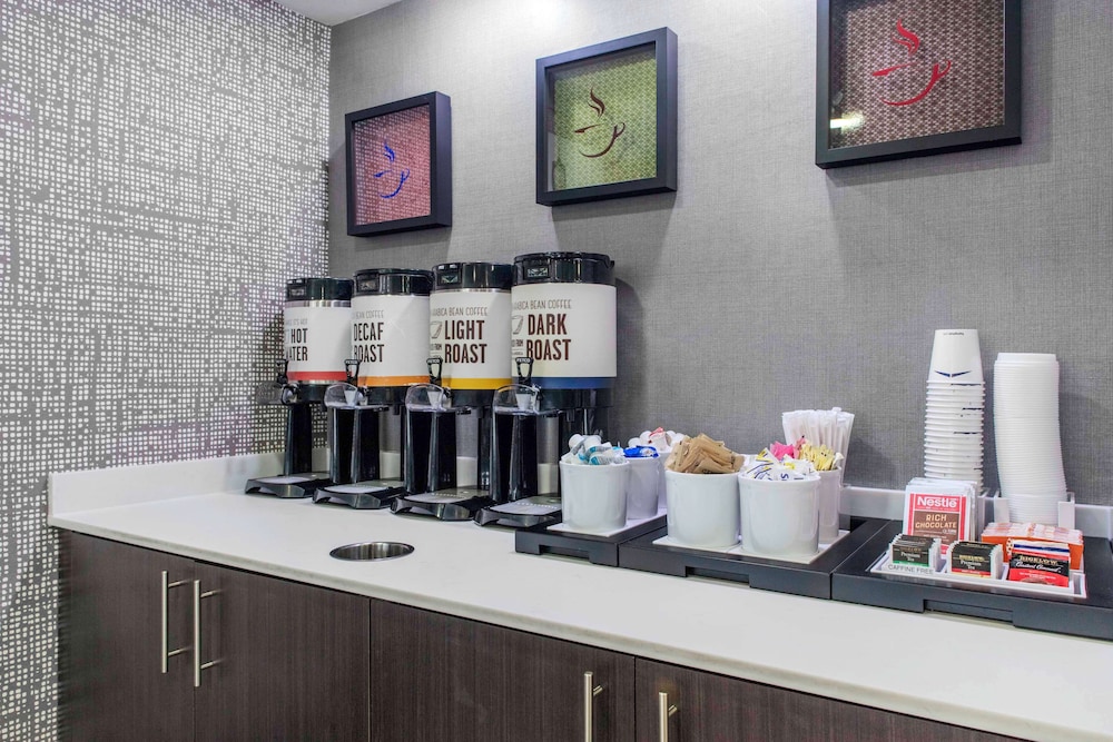 Hampton Inn Detroit/Northville — Restaurant & bars in Northville, Michigan