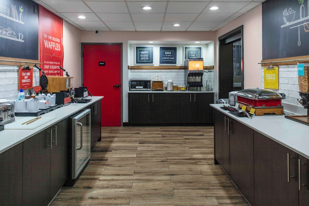 Hampton Inn Detroit/Northville — Restaurant & bars in Northville, Michigan