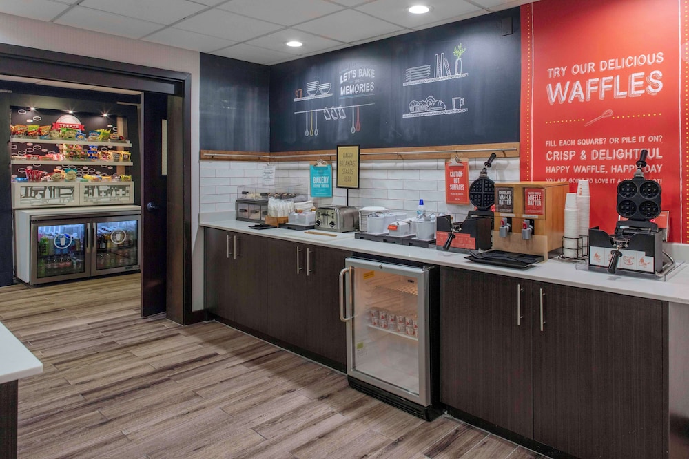 Hampton Inn Detroit/Northville — Restaurant & bars in Northville, Michigan