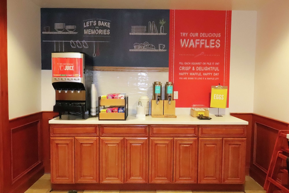 Hampton Inn Commerce Novi — Restaurant & bars in Commerce Township, Michigan