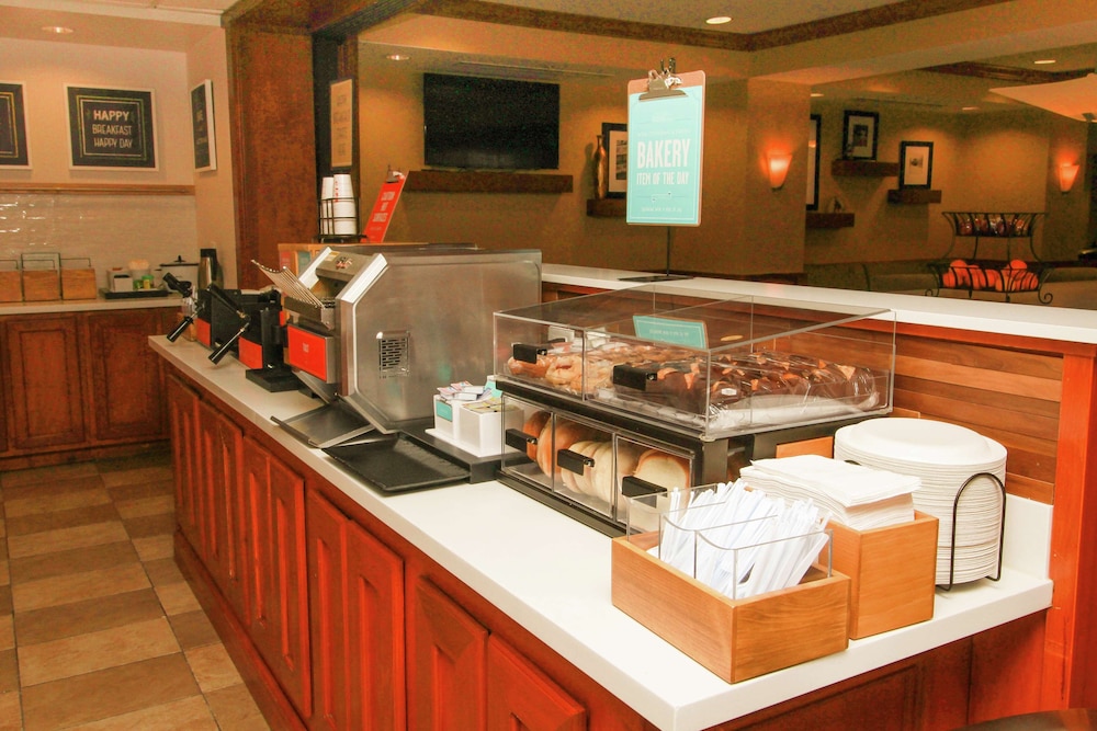 Hampton Inn Commerce Novi — Restaurant & bars in Commerce Township, Michigan