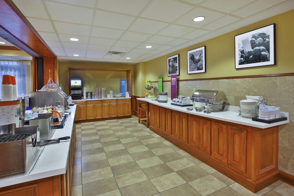 Hampton Inn Commerce Novi — Restaurant & bars in Commerce Township, Michigan