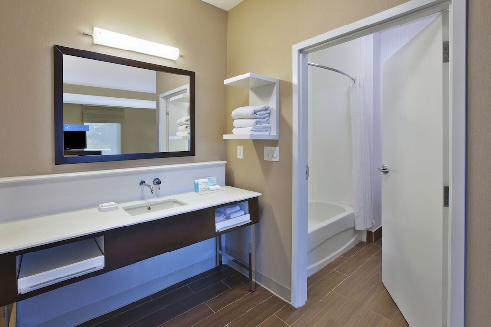 Hampton Inn Commerce Novi — Hotel rooms in Commerce Township, Michigan
