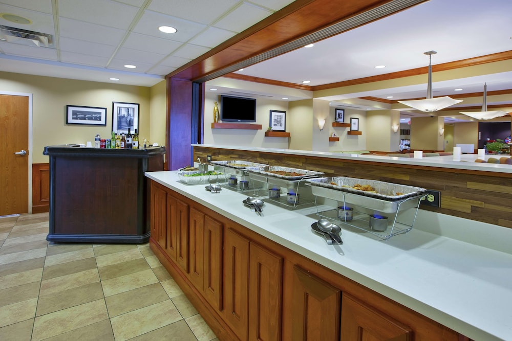 Hampton Inn Commerce Novi — Restaurant & bars in Commerce Township, Michigan