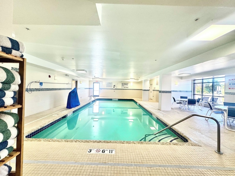 Hampton Inn Commerce Novi — Swimming pool in Commerce Township, Michigan