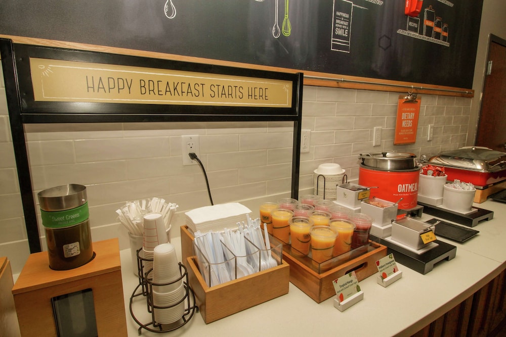 Hampton Inn Commerce Novi — Restaurant & bars in Commerce Township, Michigan