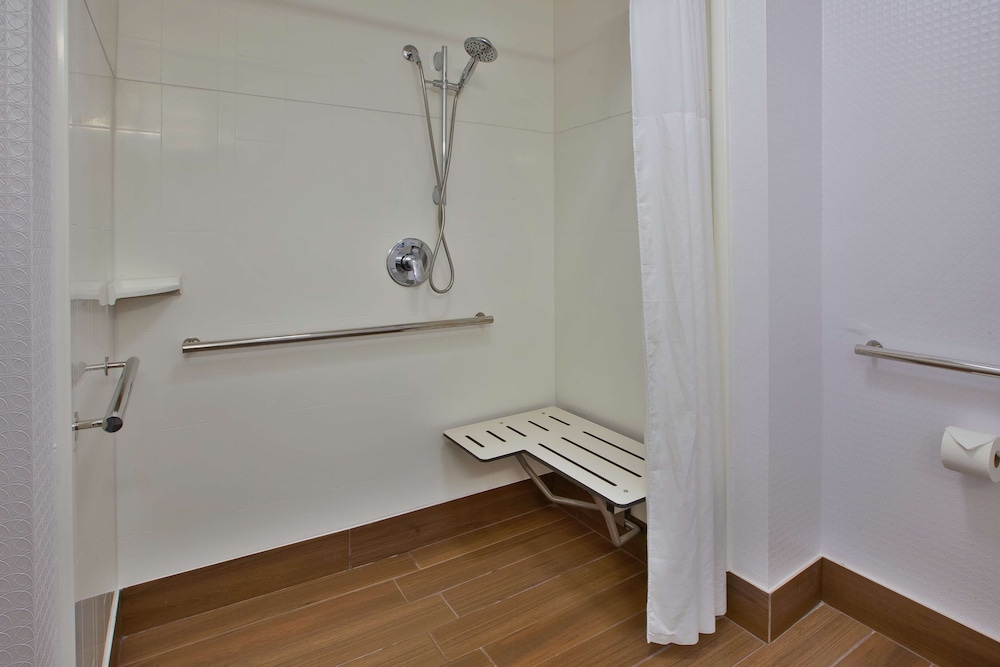 Hampton Inn Commerce Novi — Hotel rooms in Commerce Township, Michigan