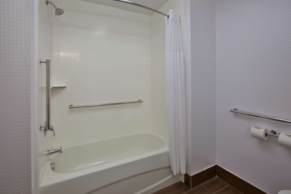 Hampton Inn Commerce Novi — Hotel rooms in Commerce Township, Michigan