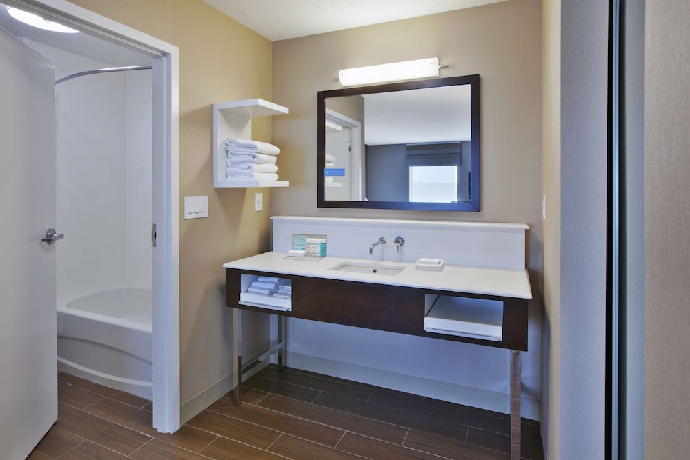 Hampton Inn Commerce Novi — Hotel rooms in Commerce Township, Michigan