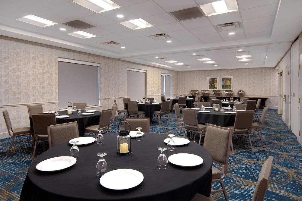 Hilton Garden Inn Detroit Metro Airport — Restaurant & bars in Romulus, Michigan