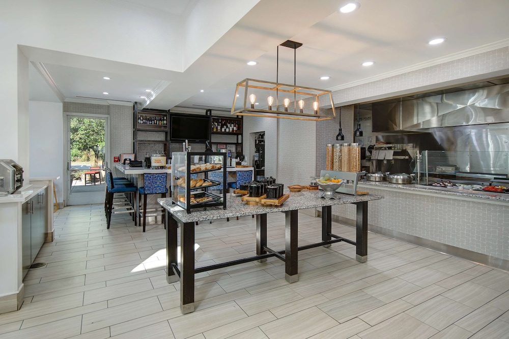 Hilton Garden Inn Detroit Metro Airport — Restaurant & bars in Romulus, Michigan