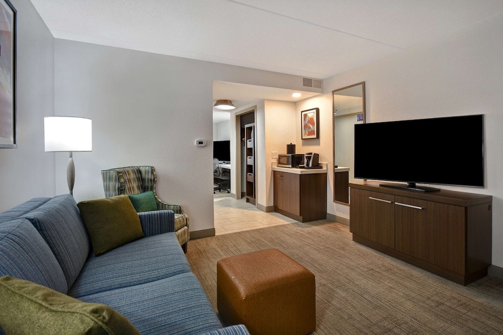 Hilton Garden Inn Detroit Metro Airport — Hotel rooms in Romulus, Michigan