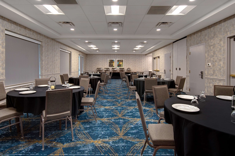 Hilton Garden Inn Detroit Metro Airport — Restaurant & bars in Romulus, Michigan