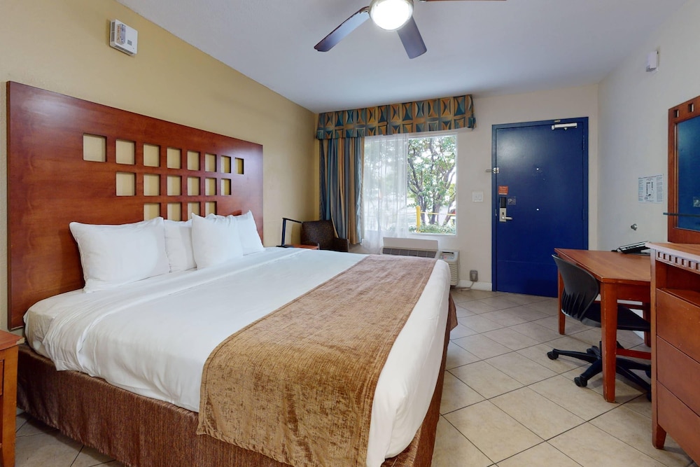 Rodeway Inn & Suites Fort Lauderdale Airport & Cruise Port — Hotel rooms in Fort Lauderdale, Florida