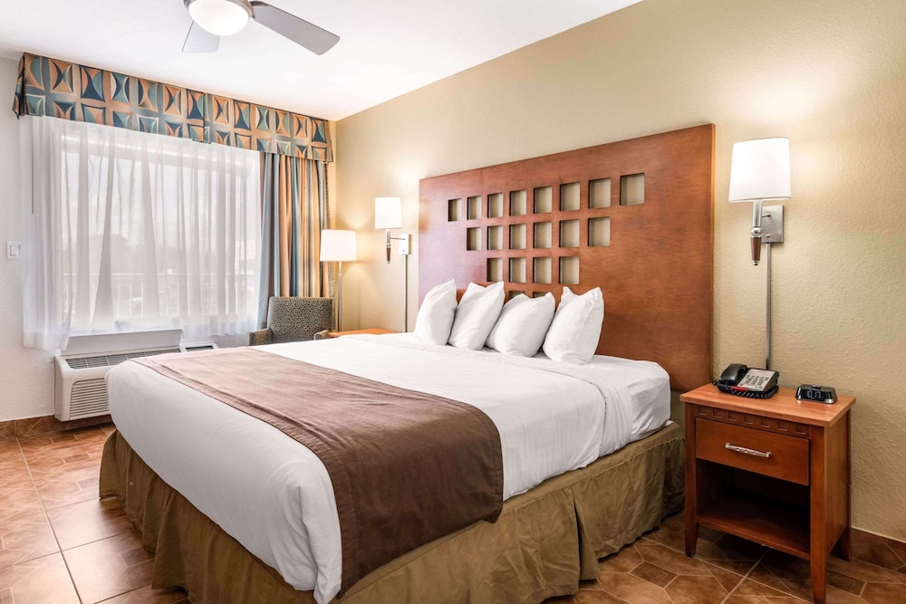 Rodeway Inn & Suites Fort Lauderdale Airport & Cruise Port — Hotel rooms in Fort Lauderdale, Florida